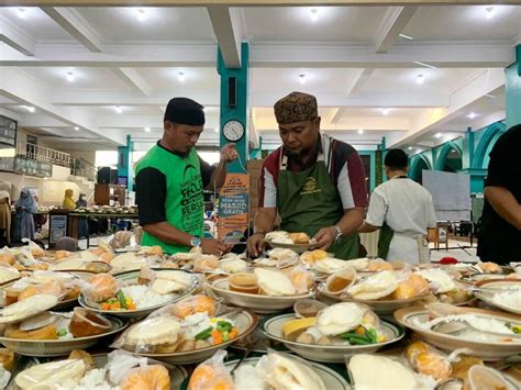 10 Potret Buka Puasa Bersama Di Masjid Jogokariyan Capai 3 000 Porsi