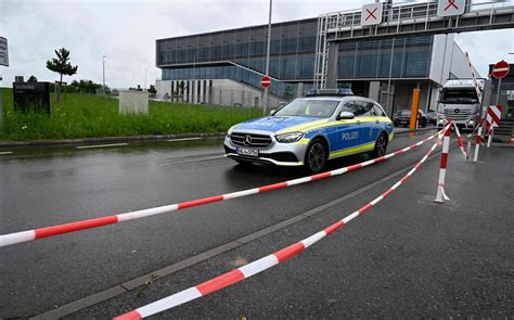 Allemagne Fusillade Meurtri Re Dans Une Usine Mercedes Le Suspect