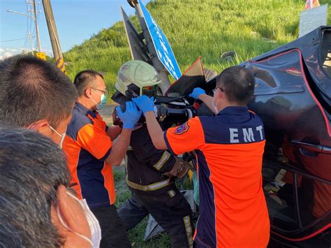 左鎮光和里第一公墓旁小客車自撞車禍 兩人命危送醫搶救 中華日報中華新聞雲