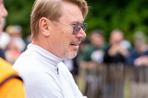 Mika Häkkinen pilota o McLaren Solus GT no Festival de Velocidade de