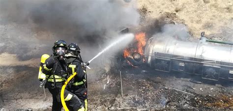 El vuelco e incendio de un camión de mercancías peligrosas provoca