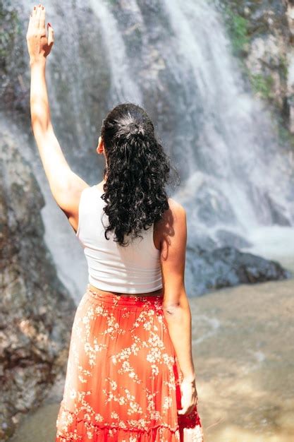 Mujer Latina De Pie Junto A Una Cascada Concepto De Vacaciones Y Turismo Foto Premium