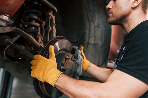 Arreglando Descansos El Hombre En Uniforme Est Trabajando En El