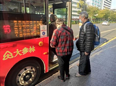 我市老年公交乘车卡开始年审持卡人凭身份证和乘车卡可前往指定地点办理 韶关发布