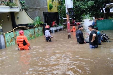 Bpbd Dki Rt Tergenang Banjir Di Cawang Ketinggian Air Capai Meter