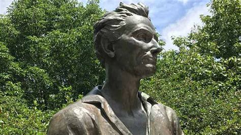 Chest Baring Babe Lincoln Statue Turns Heads In Chicagos Senn Park Abc7 New York