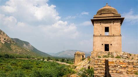 Premium Photo Spooky Ruins Of Bhangarh Fort The Most Haunted Place In