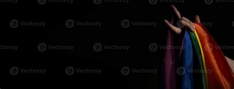 Bandeira Do Orgulho Lgbtq Em Fundo Preto Bandeira Do Arco Ris Lgbt Na M O Gay Foto