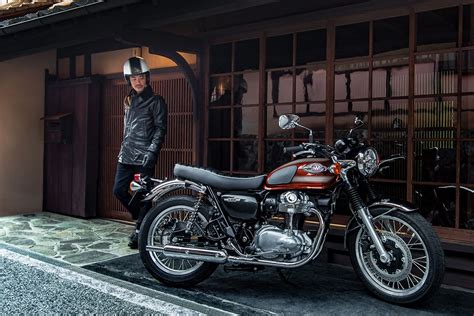 2022 Kawasaki W800w800 Café 新色發表：金屬熾燄紅、暗夜流光黑登場 癮車報