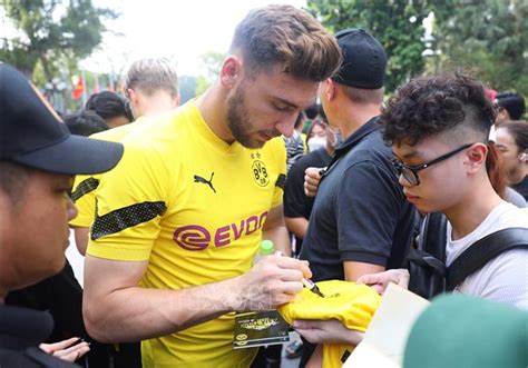 Cầu thủ CLB Borussia Dortmund tham quan hồ Hoàn Kiếm và giao lưu với