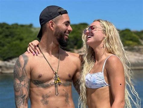 Douglas Luiz E Alisha Lehmann Compartilham Momentos De Carinho Nas