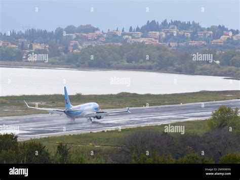 TUI Fly Boeing 737 MAX 8 D AMAB aterrizando en el aeropuerto de Corfú