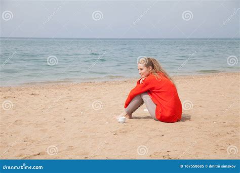 Beautiful Blonde Woman Sits Alone on the Sea Beach 库存图片 图片 包括有 姿势 生活