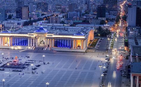 Сүхбаатарын талбайн урд, төв замын зүүнээс баруун тийш явах чиглэлд ...