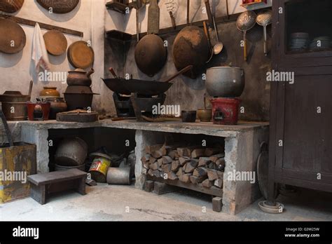 Chinese Kitchen Old Style Stock Photo Alamy