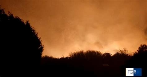 La Sicilia Brucia Incendi A Lipari E Alla Riserva Di Capo Gallo A Palermo