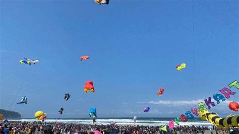 Ribuan Wisatawan Memadati Puncak Jogja International Kite Festival VIII