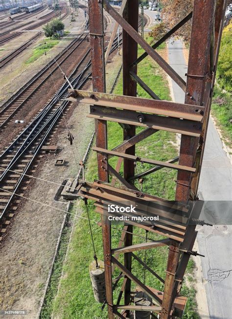 Tiang Logam Tinggi Di Sebelah Jalur Kereta Api Foto Stok Unduh Gambar