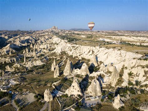 Luftaufnahme von Heißluftballons fliegen über Landschaft bei Uchisar