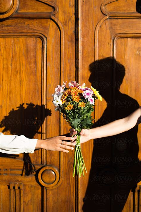 A Guy Giving To His Girlfriend A Bouquet Of Flowers Del Colaborador