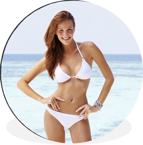 Une jeune femme en bikini blanc pose pour la caméra Cercle mural aluminium cm bol