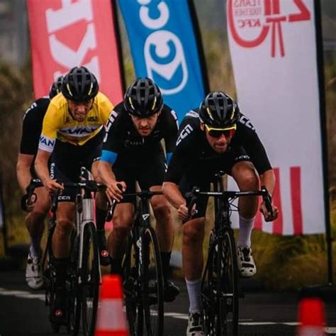 Emocionante Carrera De Bicicletas De Carretera Muestra El Poder De