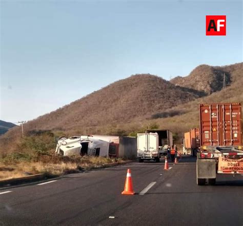 Volcadura de tráiler en autopista Tecomán a Colima deja daños