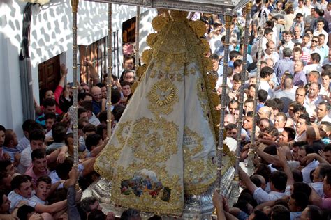 Traje de Pentecostés Pontificia Real e Ilustre Hermandad Matriz de