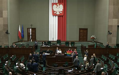 Kuriozalna sytuacja w Sejmie To efekt starcia z Hołownią