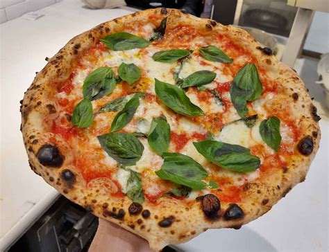 Pizza Margherita Tradizionale A Canotto A Lioniello Spiega I