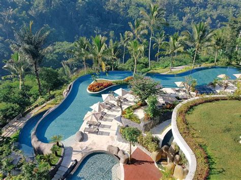 View of Padma ResoNaar het vliegveldrt Ubud infinity pool | Ubud ...