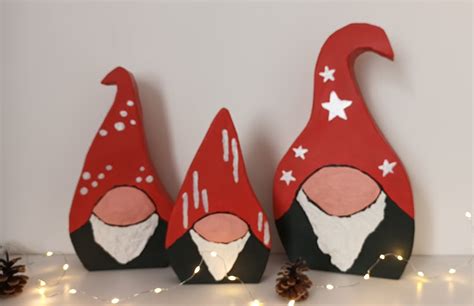 Trois gnomes de noel vert bouteille décoration fait main en papier