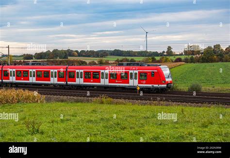 Ein Triebzug Der Db Baureihe Der S Bahn M Nchen Ist Auf Der Strecke