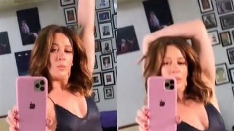 De maiô cavadíssimo Claudia Raia ostenta corpão em dança sensual