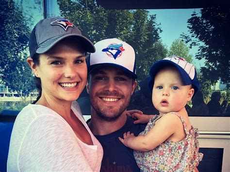 Stephen Amell 2018: Wife, net worth, tattoos, smoking & body facts - Taddlr