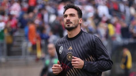 Pärchenauftritt Mats Hummels Und Nicola Posieren In Paris