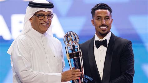 لاعب المنتخب السعودي والهلال سالم الدوسري يتوّج بجائزة أفضل لاعب في