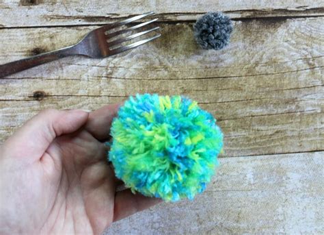 2 Easy Ways To Make A Diy Yarn Pom Pom Busy Bliss