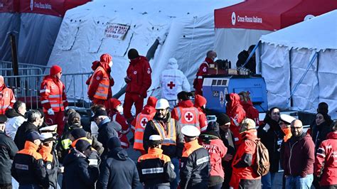 Barco dos Médicos Sem Fronteiras resgata 249 pessoas no Mediterrâneo