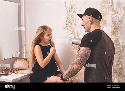 Une Petite Fille Mignonne Et Son P Re Embout De Tatouage Jouent