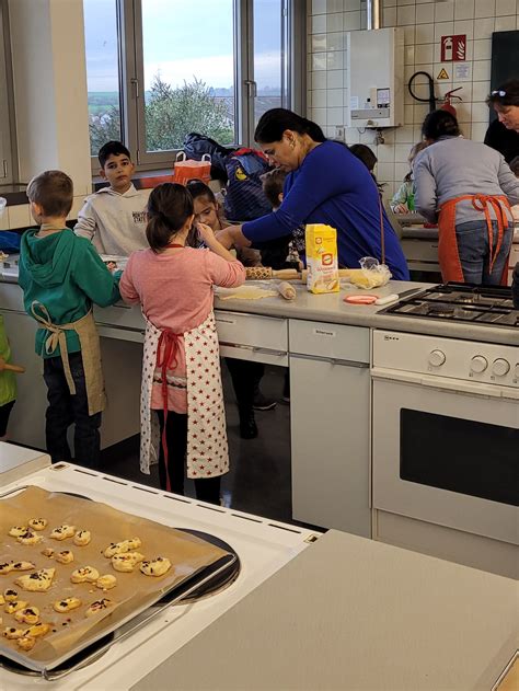 In der Weihnachtsbäckerei Schule