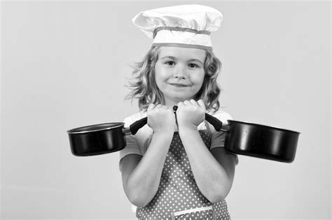 Ni O Chef Cocinero Con Olla De Cocina Retrato De Estudio De Chef