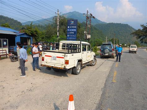 तिव्र गतिमा सवारी चलाउनेलाई धमाधम कार्वाही गर्दै मुग्लिन ट्राफिक