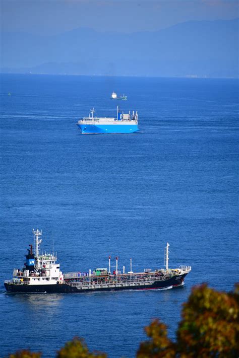 日本海事新聞写真部 On Twitter 島と島の間を大型船が航行する来島海峡の景色は良いものです