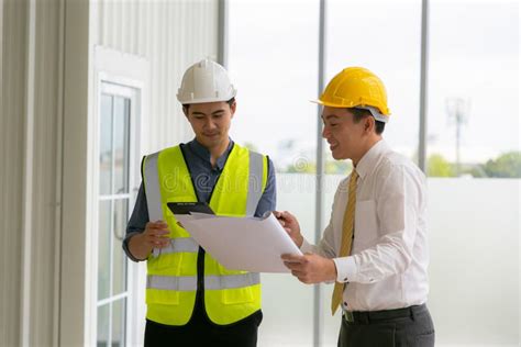 Equipe De Engenheiros Arquitetos Trabalhando E Trabalhando Em Torno Da