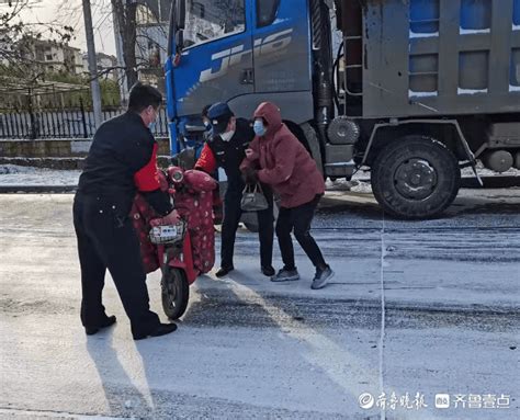 雪天路滑老人摔倒后怎么也爬不起来，民警路过果断停车扶老人道路中央胶东