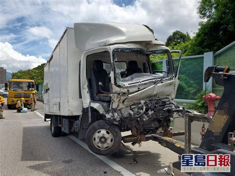 吐露港公路貨車撼工程車再撞隔音屏 司機一度被困 星島日報 Line Today