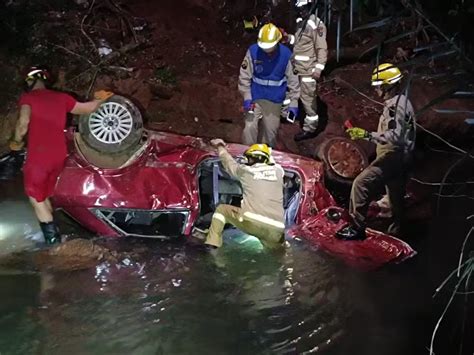 Dois Homens Morrem Ap S Carro Cair Em Rio Na Pr No Oeste Do Paran