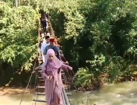 Jembatan Gantung Ambruk Hingga 15 Warga Lebak Luka Luka Ternyata