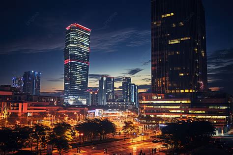 一張晚上有一群人和一座高樓的照片 建築學 國內旅行 城市背景圖片和桌布免費下載